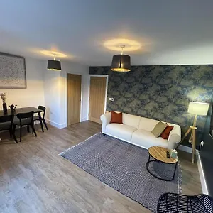 3 Double Bed Luxurious House Near Heathrow Airport Staines-upon-Thames